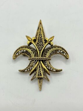 Vintage signed Art GoldTone open work Fleur-de-Lis Brooch